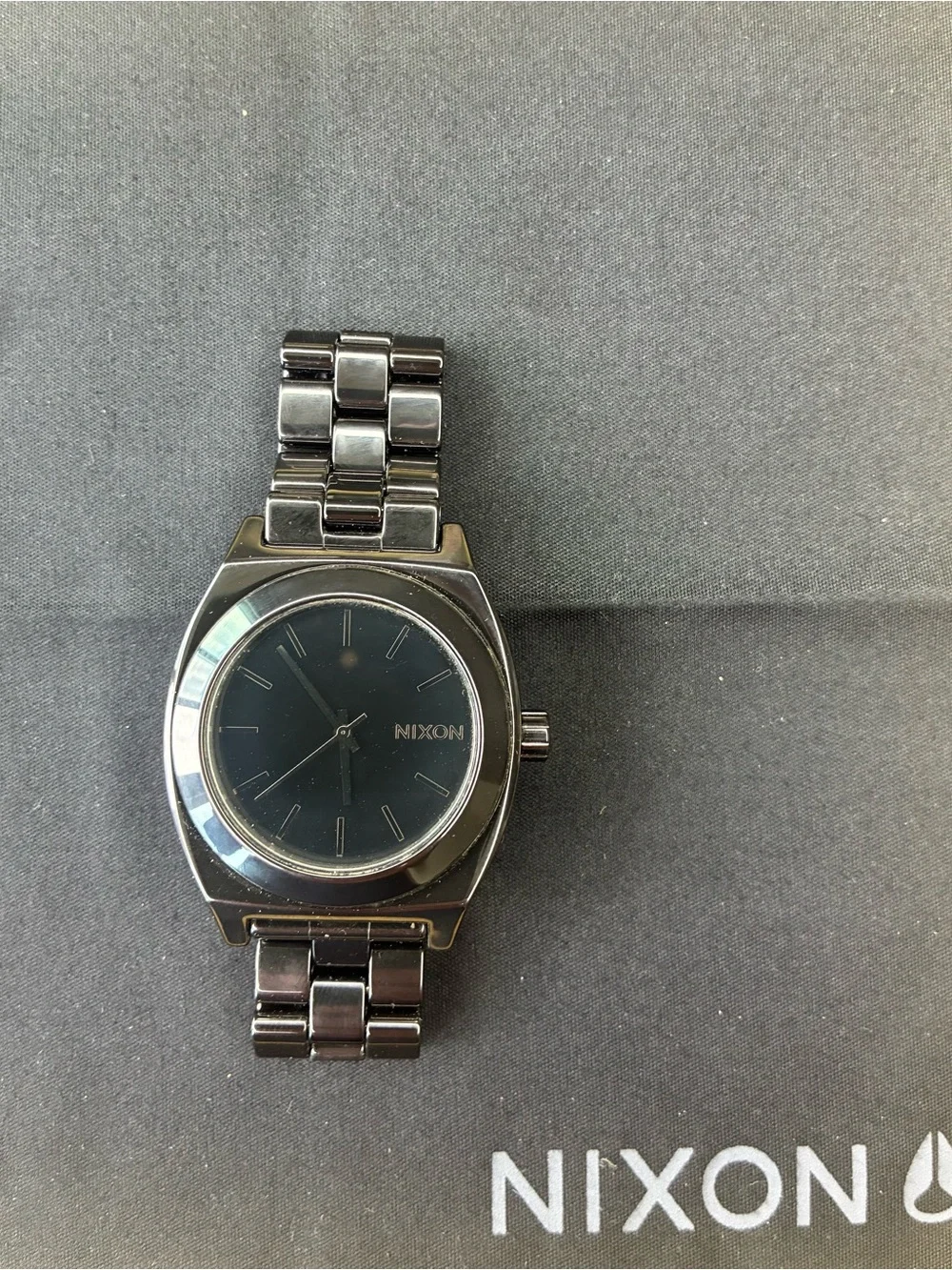 Nixon all black